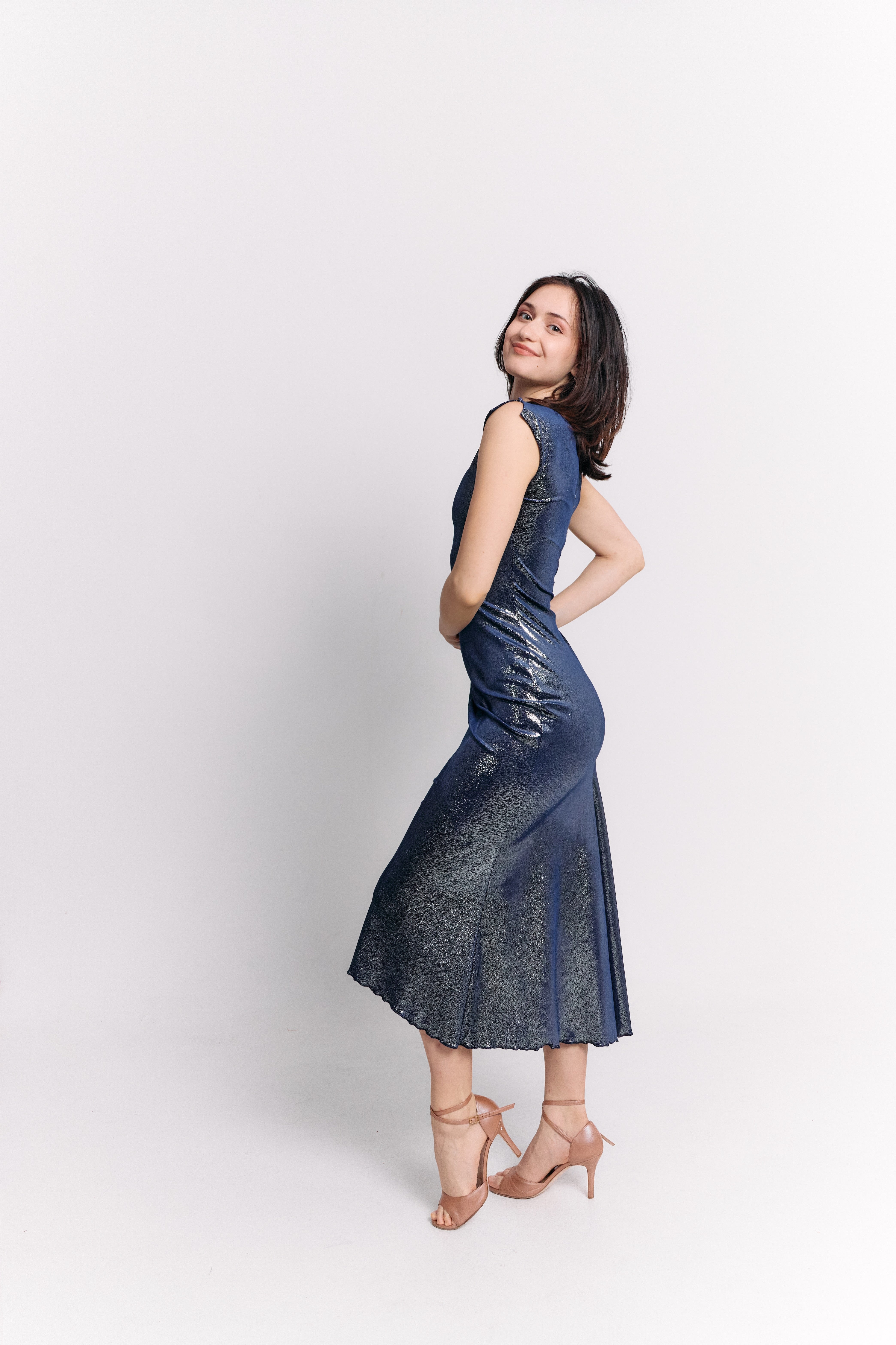 Vestido Midi Lúrex Carbón Azul de Cuello Alto con Espalda Abierta