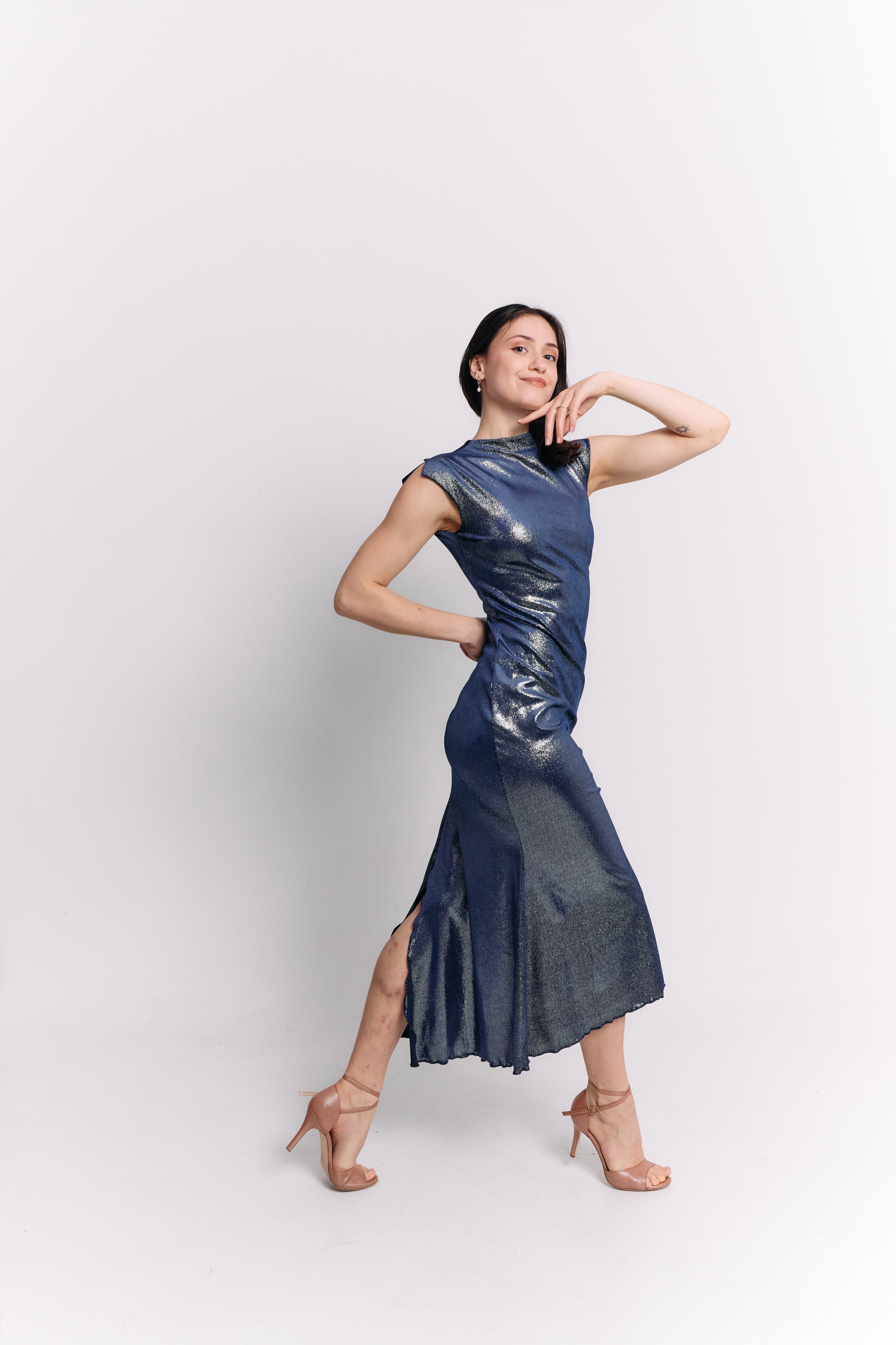 Vestido Midi Lúrex Carbón Azul de Cuello Alto con Espalda Abierta