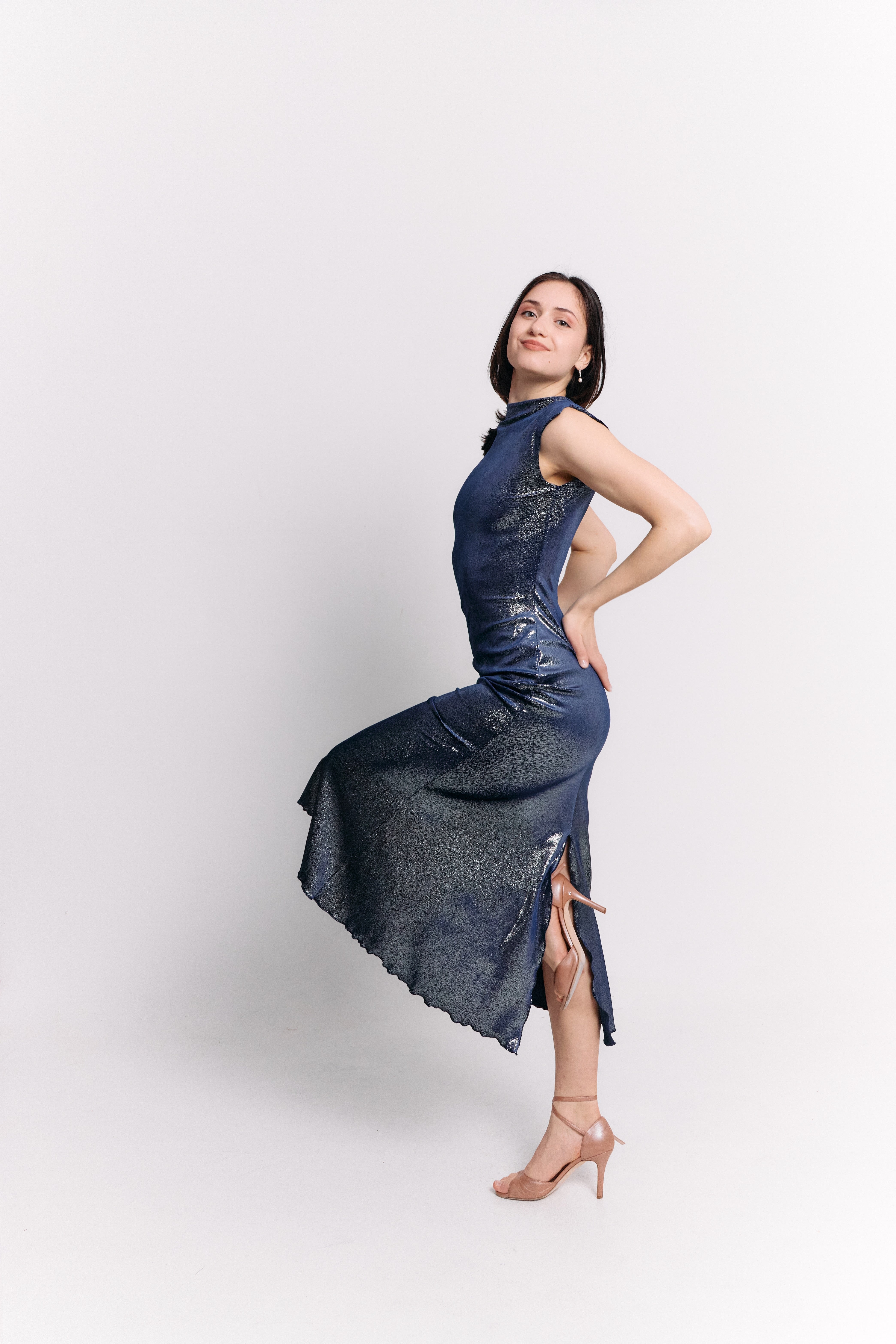 Vestido Midi Lúrex Carbón Azul de Cuello Alto con Espalda Abierta